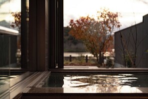 羽毛の掛け布団、セーフティボックス (室内)、遮光カーテン、アイロン / アイロン台