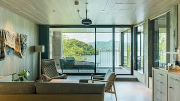 Camera, non fumatori, vista lago (Concept, Bath and Terrace Twin+1) | Copriletto in piuma, una cassaforte in camera, tende oscuranti