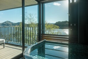 Oda, Sigara İçilmez, Göl Manzaralı (Concept, Bath and Terrace Twin+1) | Kuştüyü yorgan, odada kasa, güneşlik/perde, ütü/ütü masası 