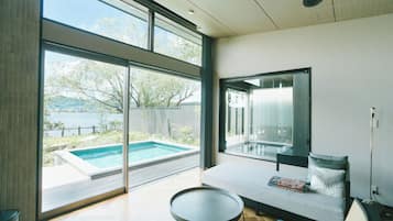 Camera, non fumatori (Villa Suite) | Copriletto in piuma, una cassaforte in camera, tende oscuranti