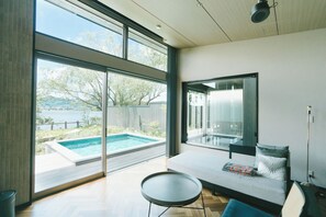 Rum - icke-rökare (Villa Suite) | Duntäcken, värdeförvaringsskåp på rummet och mörkläggningsgardiner