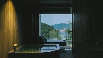 Camera, non fumatori, vista lago (Concept, Bath and Terrace Twin+1) | Bagno | Set di cortesia firmato, asciugacapelli, pantofole, bidet elettronico