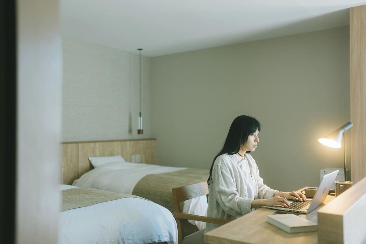 Standaard Twin kamer, niet-roken (Workcation) | Donzen dekbedden, een kluis op de kamer, verduisterende gordijnen