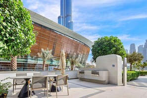 Outdoor dining - 1BR in Downtown Dubai | Walk to Mall, Metro, and Fountains (Dubai)
