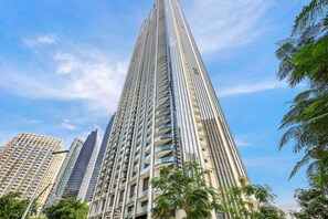Exterior - 1BR in Downtown Dubai | Walk to Mall, Metro, and Fountains (Dubai)
