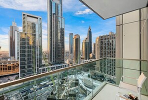 Property grounds - 1BR in Downtown Dubai | Walk to Mall, Metro, and Fountains (Dubai)