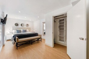 3 slaapkamers, een strijkplank/strijkijzer, gratis wifi, beddengoed