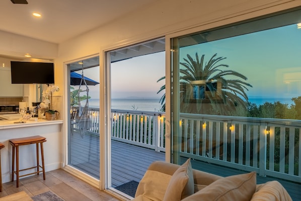 Smart TV, books - Lillie's Oceanview Retreat | The Chosen Collection (Summerland)