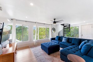 Smart TV, books - Lillie`s Oceanview Retreat- BBQ, Pet Friendly (Summerland)