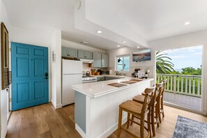 Fridge, microwave, oven, stovetop - Lillie`s Oceanview Retreat- BBQ, Pet Friendly (Summerland)