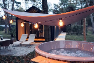 Wellness Lodge with hot tub in the woods on the Sallandse Heuvelrug