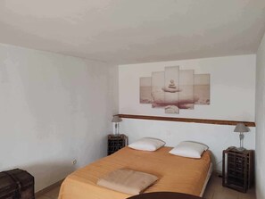 4 chambres, fer et planche à repasser