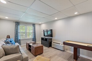 Smart-TV, DVD-Player, Tischfußball