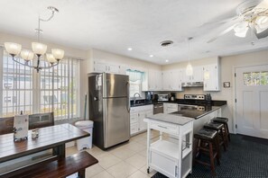 Køleskab, mikrobølgeovn, ovn, kogeplade