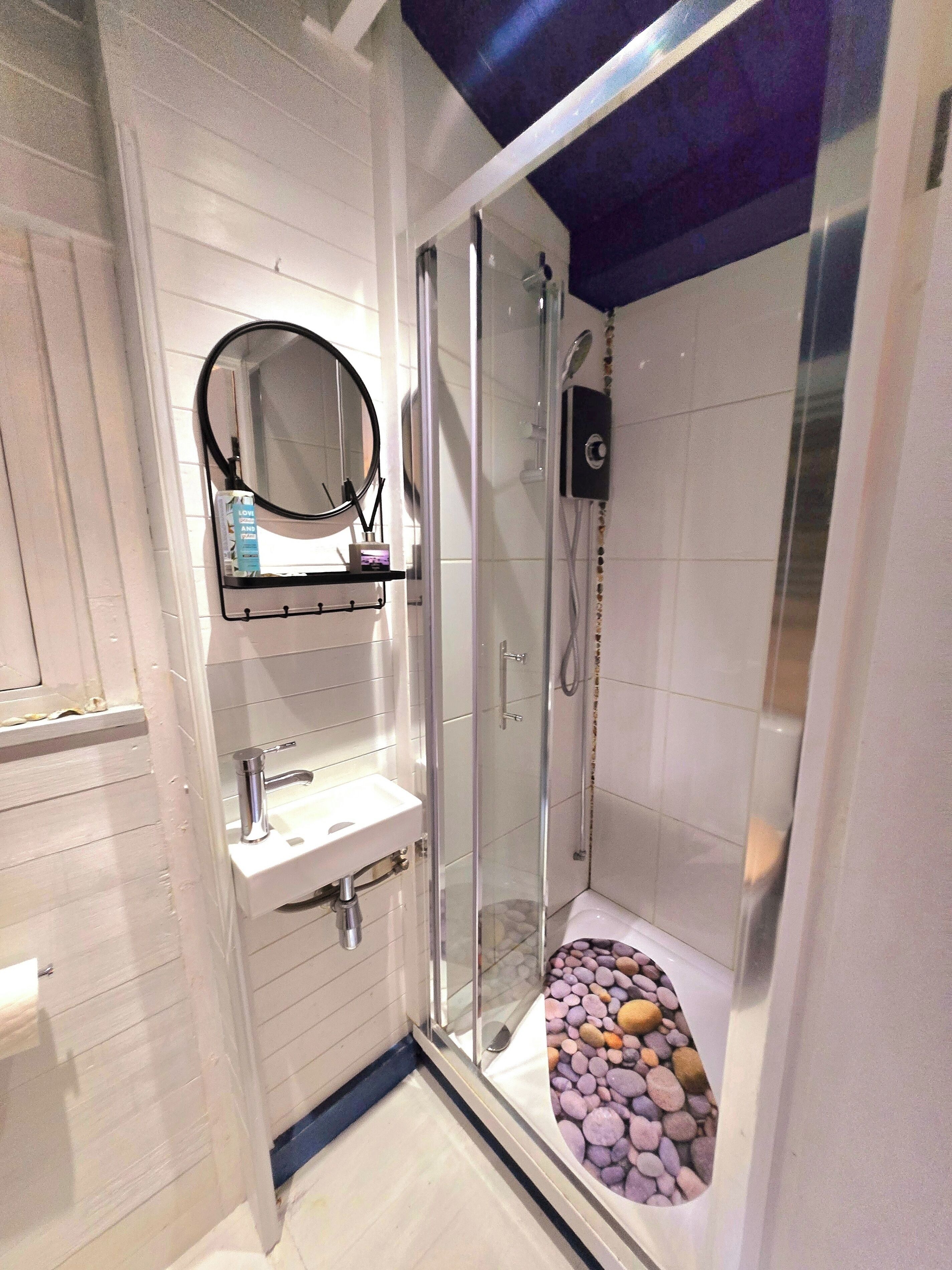 Cabane | Salle de bain | Douche, sèche-cheveux, serviettes fournies, papier toilette