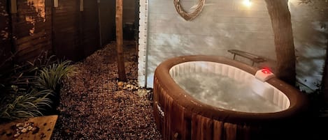 Cabin | Outdoor spa tub