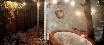 Coastal Cosy Cabin With hot tub