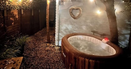 Coastal Cosy Cabin With hot tub