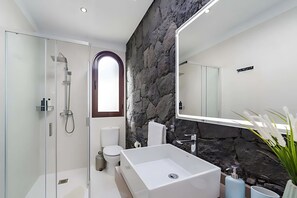 Sèche-cheveux, serviettes fournies, papier toilette