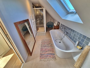 Shower, hair dryer, towels
