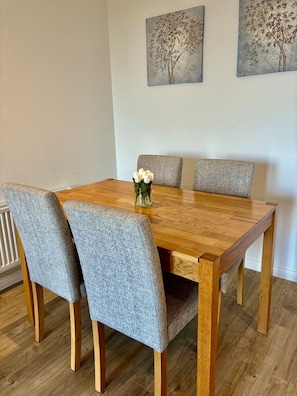 Dining - Experience comfort and convenience in this ideal short-term rental! (Milton Keynes)