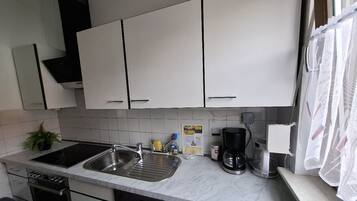 Frigorífico, microondas, placa de cocina y lavavajillas