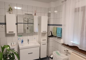 Een haardroger, een bidet, handdoeken, zeep