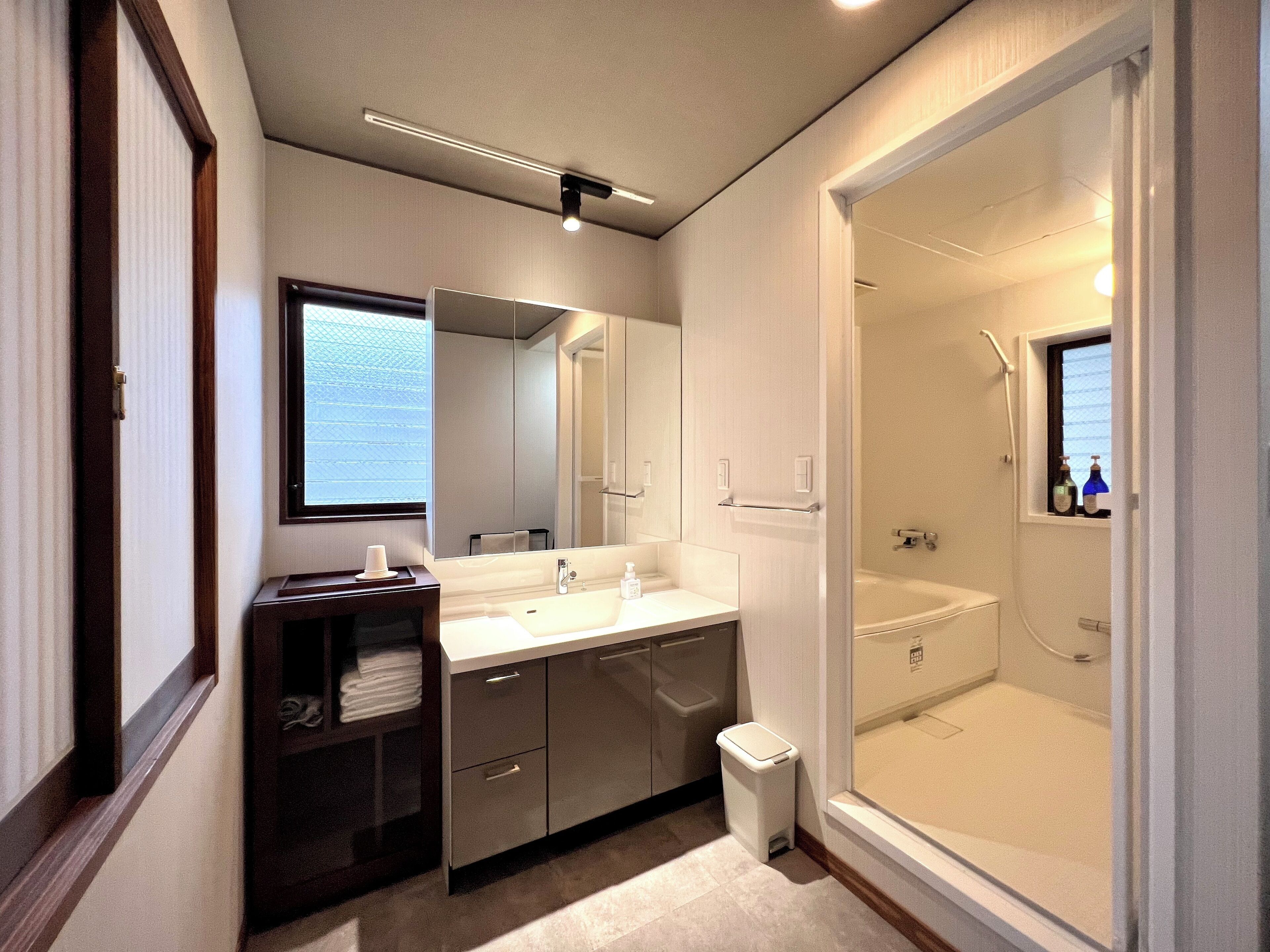 Deluxe House, 3 Bedrooms | Bathroom | Slippers