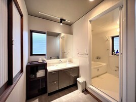 Deluxe House, 3 Bedrooms | Bathroom | Slippers