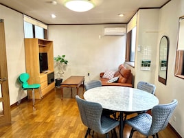 Casa Deluxe, 3 habitaciones | Zona de estar | Una televisión de pantalla plana, Netflix, Hulu, servicios de streaming