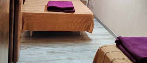 3 habitaciones y tabla de planchar con plancha