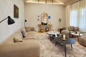 Smart-TV, Kamin, Videospiele, DVD-Player