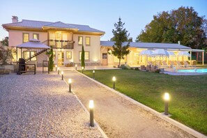 A large house with a swimming pool, outdoor seating, and a well-lit pathway. - Private 5 bedrom Villa with Pool & Jacuzzi near Starosel Winery (Starosel)