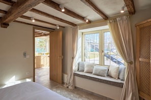 5 bedrooms, in-room safe, desk, iron/ironing board
