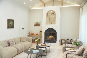 Smart-TV, Kamin, Videospiele, DVD-Player