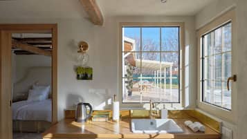 5 chambres, coffres-forts dans les chambres, bureau