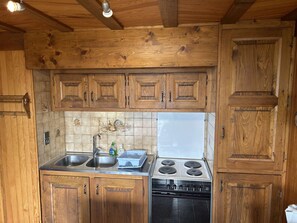 Kjøleskap, mikrobølgeovn, ovn og kaffetrakter/tekoker