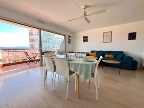 Dining - 3-Bed Apt in Saint-Cyprien Port with Terrace and Air Conditioning (Saint-Cyprien)