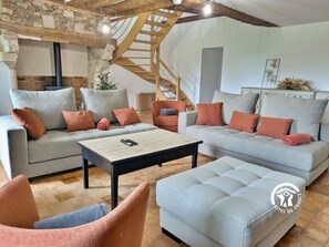 TV, ping pong - Spacious 12 pers. cottage with games and modern comfort (Bannes)