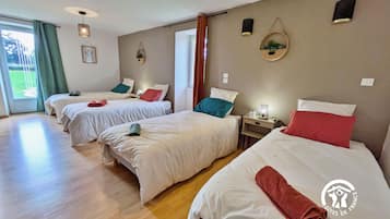 5 bedrooms, free WiFi, bed sheets
