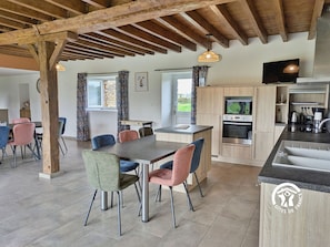 Fridge, oven, dishwasher - Spacious 12 pers. cottage with games and modern comfort (Bannes)