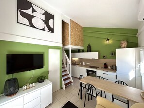 Geladeira, micro-ondas, fogão, cooktop