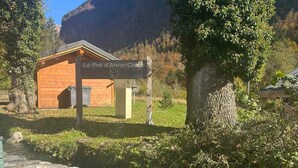 A rustic wooden cabin named "Le Pré d'Anne-Chloe" with a sign indicating a 9-hour hike. - Beautiful T3 apartment in new residence with parking and WIFI, near village and ski bus (Samoëns)