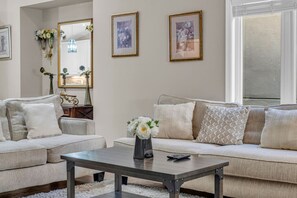 TV, fireplace, ping pong - Luxe Home I Mins from Falls I Pool & Pong Table (Niagara Falls)