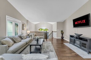 TV, fireplace, table tennis - Luxe Home I Mins from Falls I Pool & Pong Table (Niagara Falls)