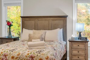 5 bedrooms, desk, iron/ironing board, WiFi - Luxe Home I Mins from Falls I Pool & Pong Table (Niagara Falls)