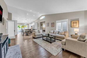 Fernseher, Kamin, Tischtennisplatte