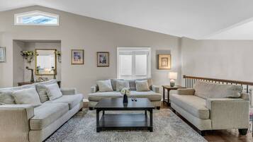 Een televisie, een open haard en een tafeltennistafel