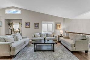 Televisio, takka, pöytätennispöytä