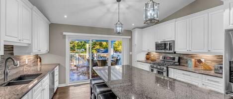 ثلاجة، ميكروويف، فرن، موقد طهي مسطح